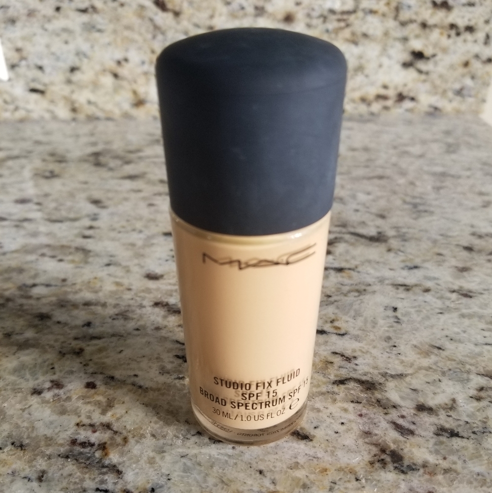 MAC Studio Fix Fluid SPF 15 Foundation NC20